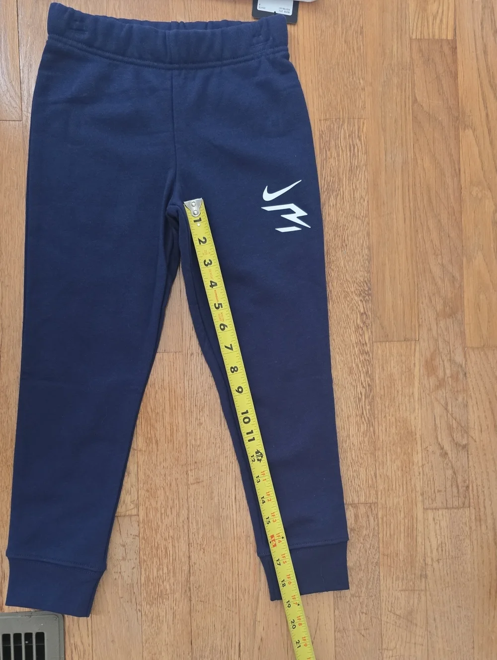 NIKE SIGNATURE BRAND BOYS BLUE JOGGER PANTS AND WHITE SIGNATURE TEE-SHIRT SIZE 6